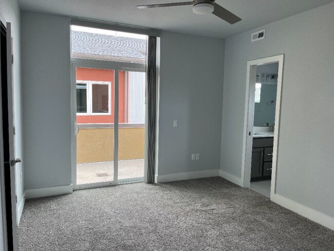 Building Photo - 909 Blondel St