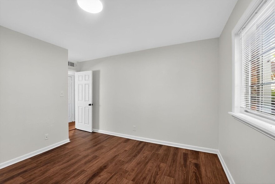 Building Photo - 2516 Peachwood Cir NE