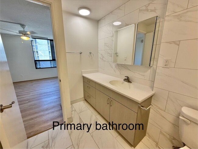 Building Photo - Kings Gate, 2 bdrm, 2 bath, 1 cov'd gated pkg