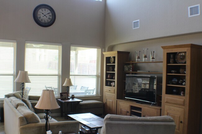 Building Photo - Beautiful spacious rental with fabulous up...