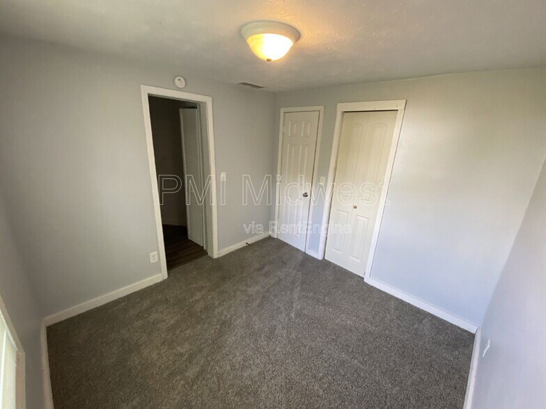 Building Photo - 815 S Calumet St