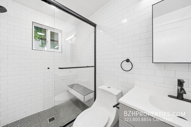 Building Photo - 1027 1/2 N Gardner St-