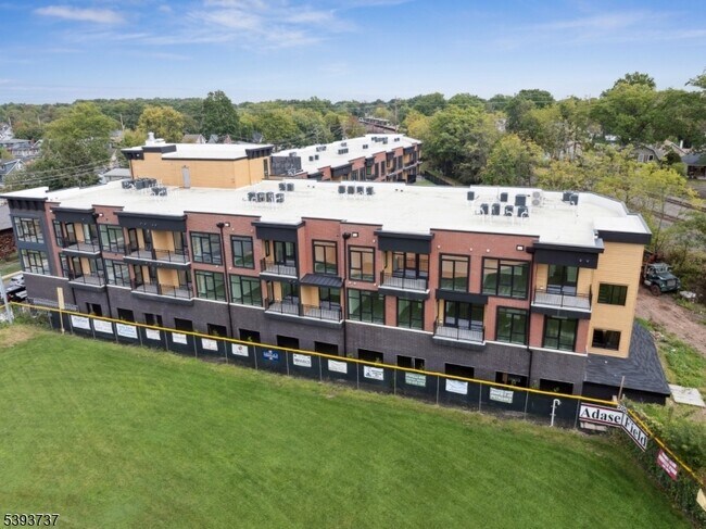 Building Photo - 140 W Webster Ave