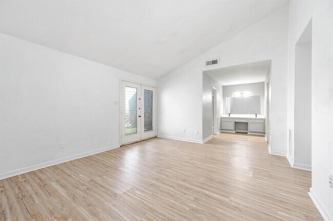 Building Photo - 10626 Sandpiper Dr