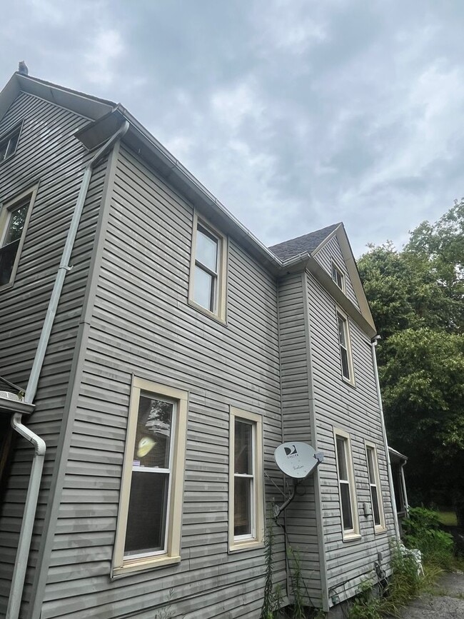 Building Photo - Section 8 Accepted! Spacious Newly Renovat...