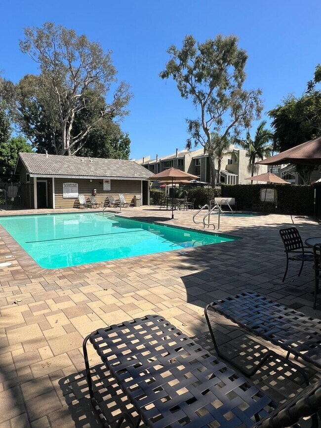 Building Photo - Tri-Level 2bed 2.5 bath Huntington  Beach Condo