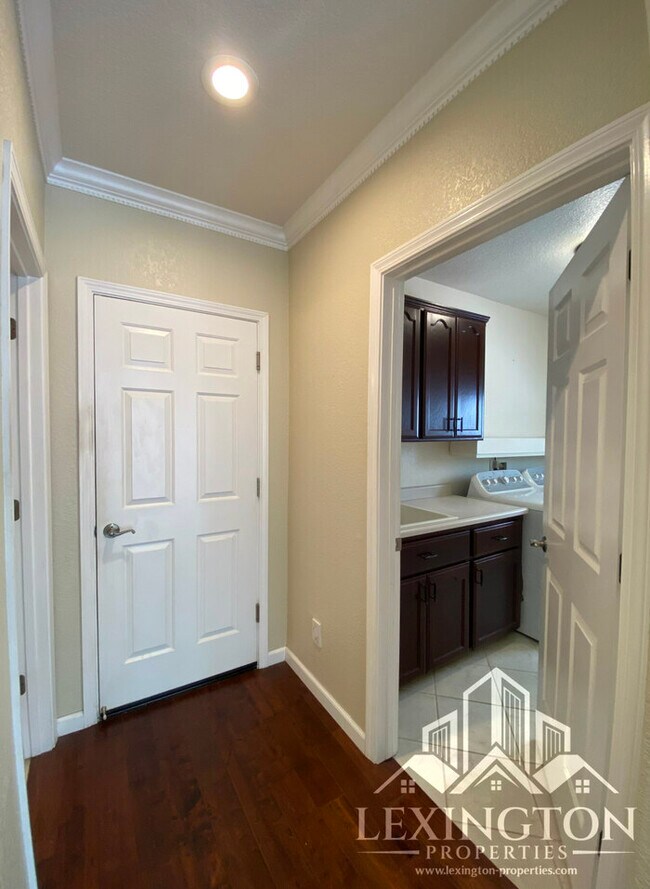 Building Photo - 6118 Cameo Dr