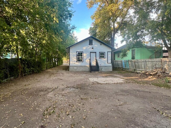 Building Photo - 106 Regina St