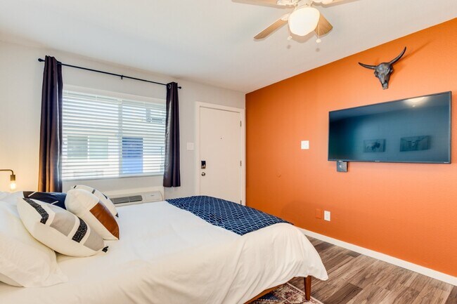 Building Photo - Charming Studio Oasis in the Heart of Temp...