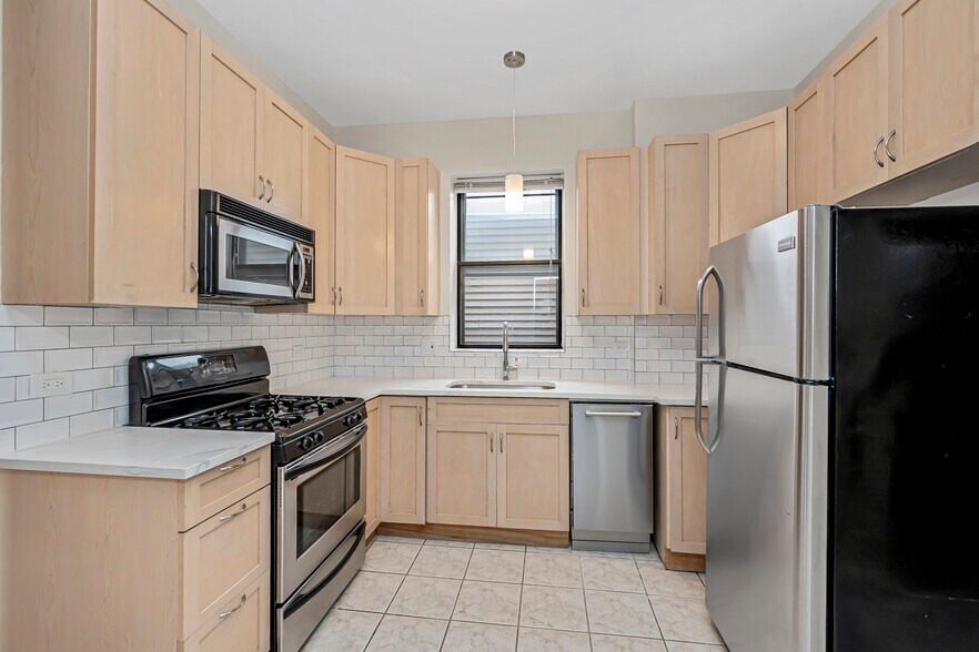 Building Photo - 1739 W Beach Ave