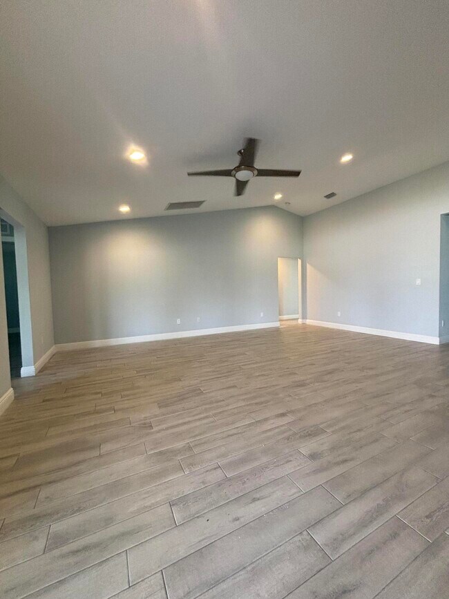 Building Photo - 2501 SE Mariposa Ave