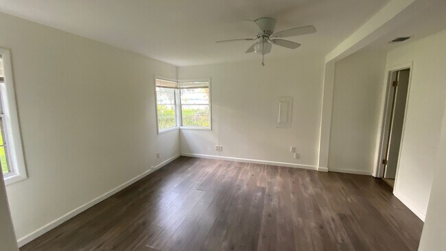 Building Photo - Spectacular Lakeview Home ~ 3 Bed or 2 Bed...