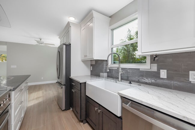 Building Photo - 1036 NE Wright Ave