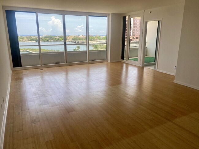 Building Photo - 529 S Flagler Dr
