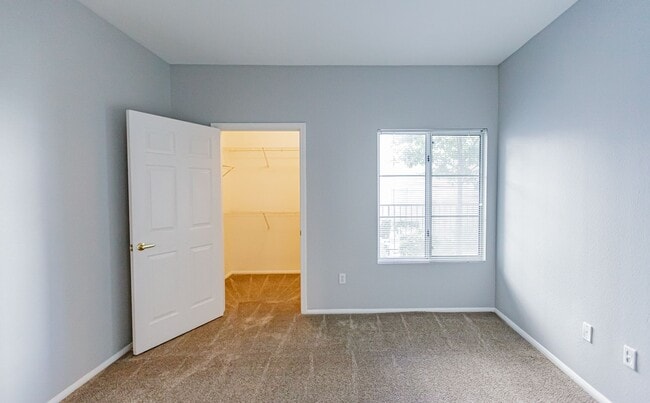 Building Photo - Downstairs condo located in Summerlin