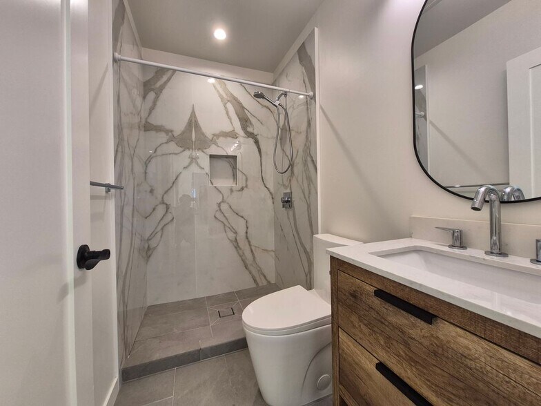 Building Photo - 723 38th Ave