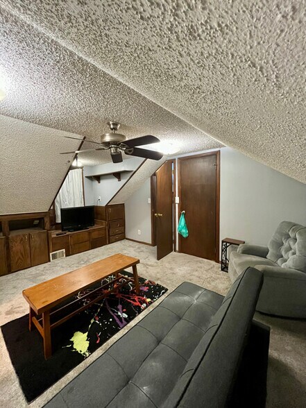Building Photo - 5546 S Newport Ave