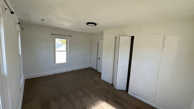 Building Photo - 102 W Delilah Rd