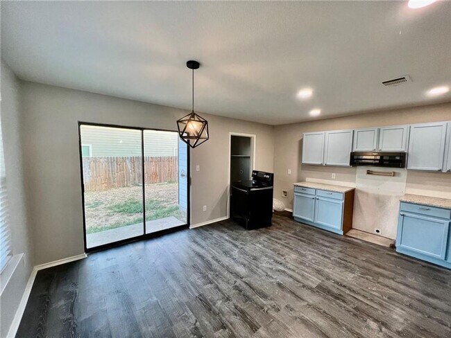 Building Photo - Fantastic Home in Lakeside Subdivision
