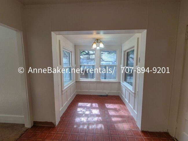 Building Photo - Close to Downtown Cloverdale