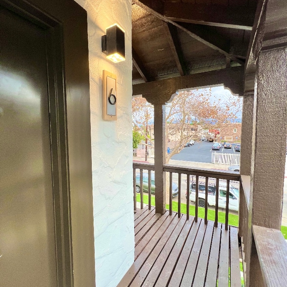 Building Photo - 1524 N Sycamore St