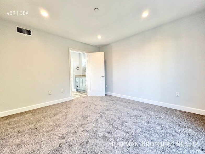 Building Photo - 6032 Romaine St