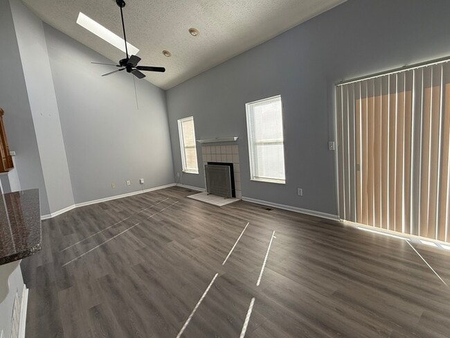 Building Photo - Updated 3 Bed, 2.5 Bath Home
