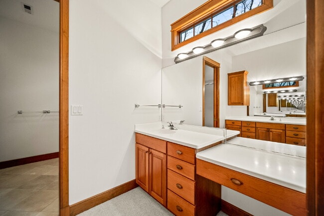 Building Photo - "Spacious 4-Bedroom, 4.5 Bathroom 4792 sq. ft. Retreat with Scenic Views and Cozy Fireplace in St...