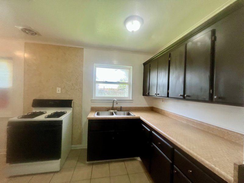 Building Photo - 240 Azalea Dr
