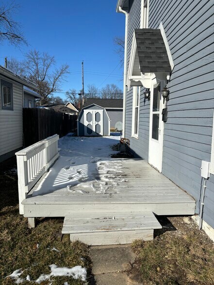 Private entrance to unit - 1394 Wayne St