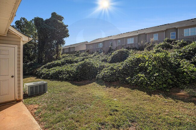 Building Photo - Spacious 3BR/2.5BA End-Unit Townhome!
