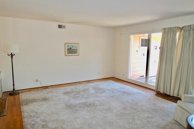 Building Photo - Willow Glen House with Spacious Yard