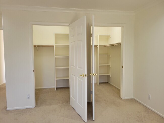 Master Closet - 19250 W Oxnard St