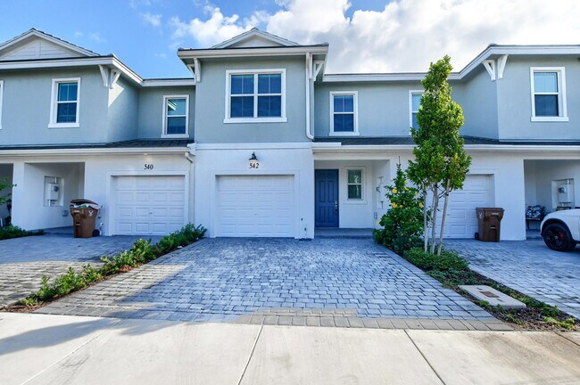 Primary Photo - 542 Sanderling Cir
