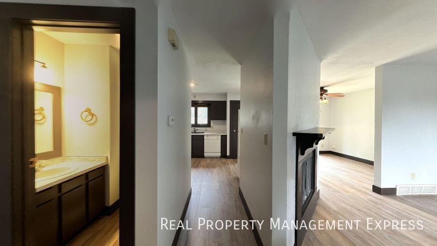 Building Photo - Amazing 3 Bedroom 2.5 Bath duplex with attached garage and fenced yard!