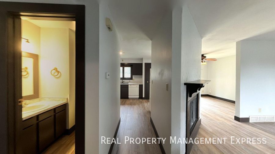 Building Photo - Amazing 3 Bedroom 2.5 Bath duplex with attached garage and fenced yard!