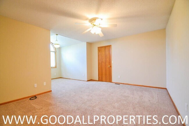 Building Photo - 3 Bedroom Home in West Des Moines!