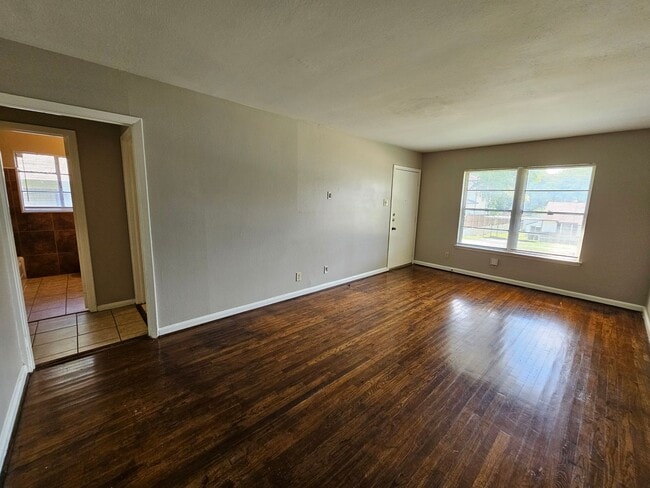 Building Photo - 2bed 1 bath near VA Hospital