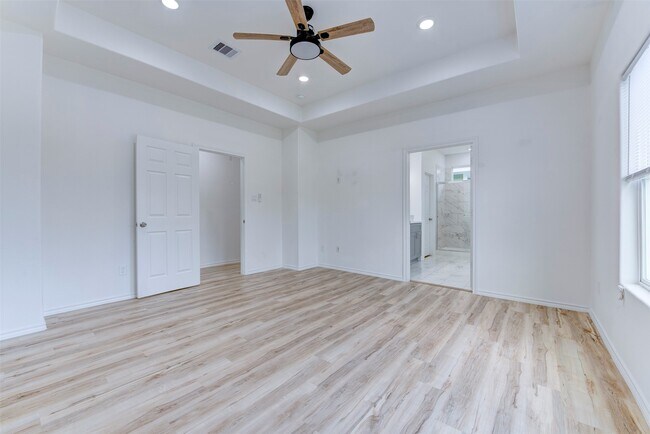 Building Photo - 8202 Homewood Ln