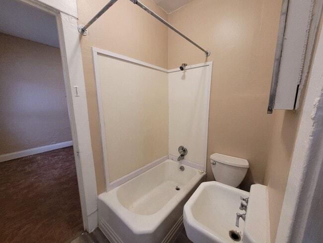 Building Photo - Two Bedroom, One Bathroom Home with Washer/Dryer!