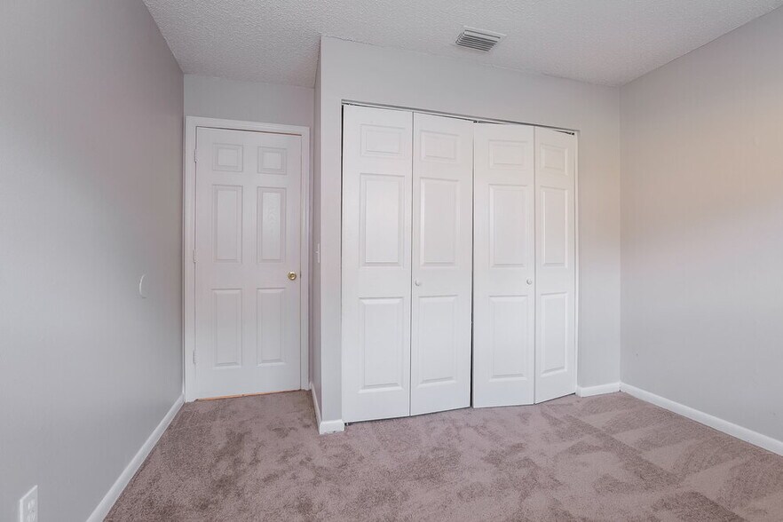 Building Photo - 318 Regal Park Dr