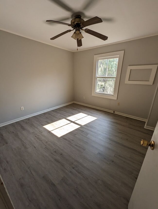 Building Photo - 3 Bed 1 Bath Cozy Home