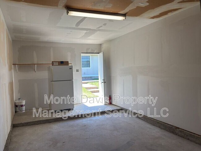 Building Photo - 1614 W Braker Ln