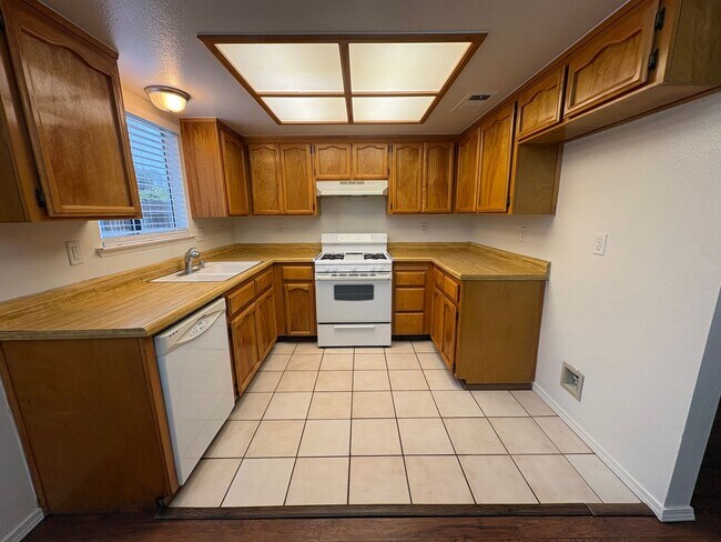 Building Photo - 2 story house in NW Visalia Available Now