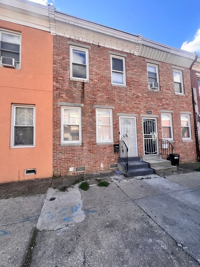 Building Photo - Contemporary 2 Bedroom Townhome w/ Updated Kitchen & Washer/dryer
