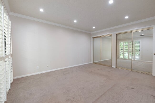 Building Photo - Updated private 2 bedroom/2.5 townhouse in...