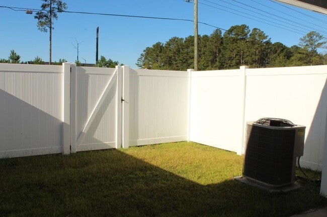 Building Photo - Gorgeous Townhome!