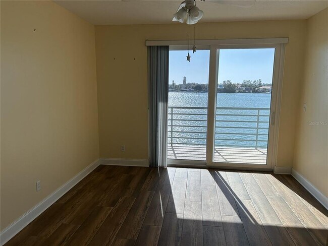 Building Photo - 8000 Sailboat Key Blvd S