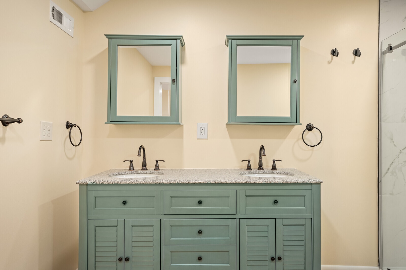 Building Photo - 2112 Sanborn Dr