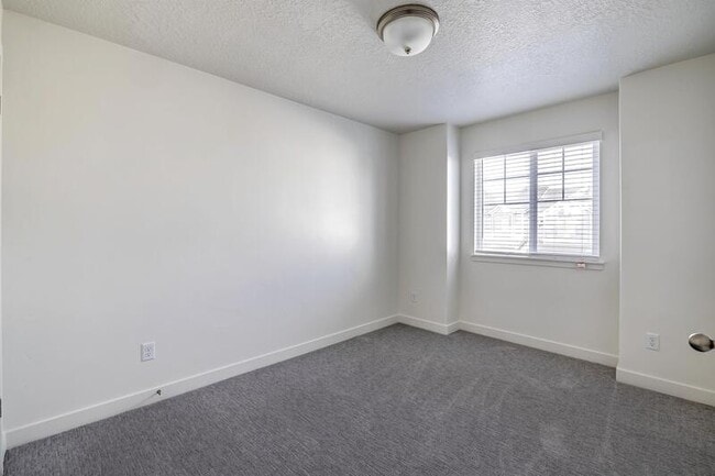 Building Photo - 803 N Hilltop Dr